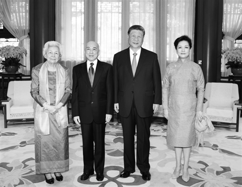 8月26日上午,国家主席习近平和夫人彭丽媛在北京中南海亲切会见柬埔寨国王西哈莫尼和太后莫尼列。新华社发